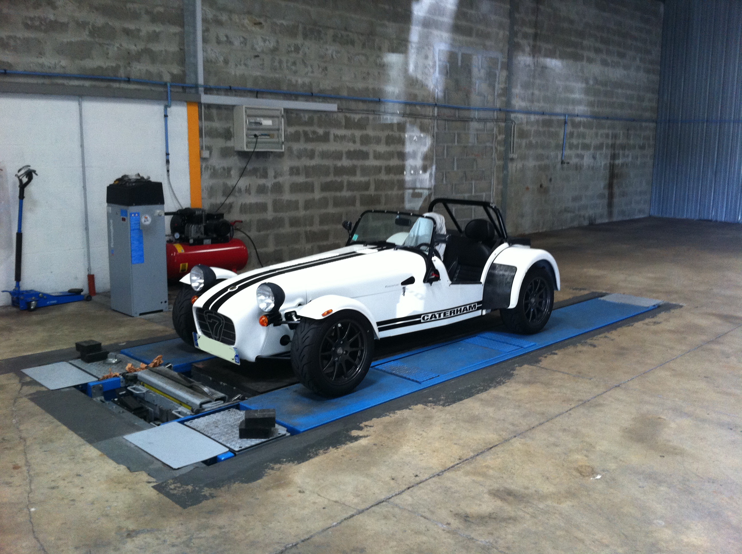 Interieur centre MD Controle technique, Caterham Blanche R300